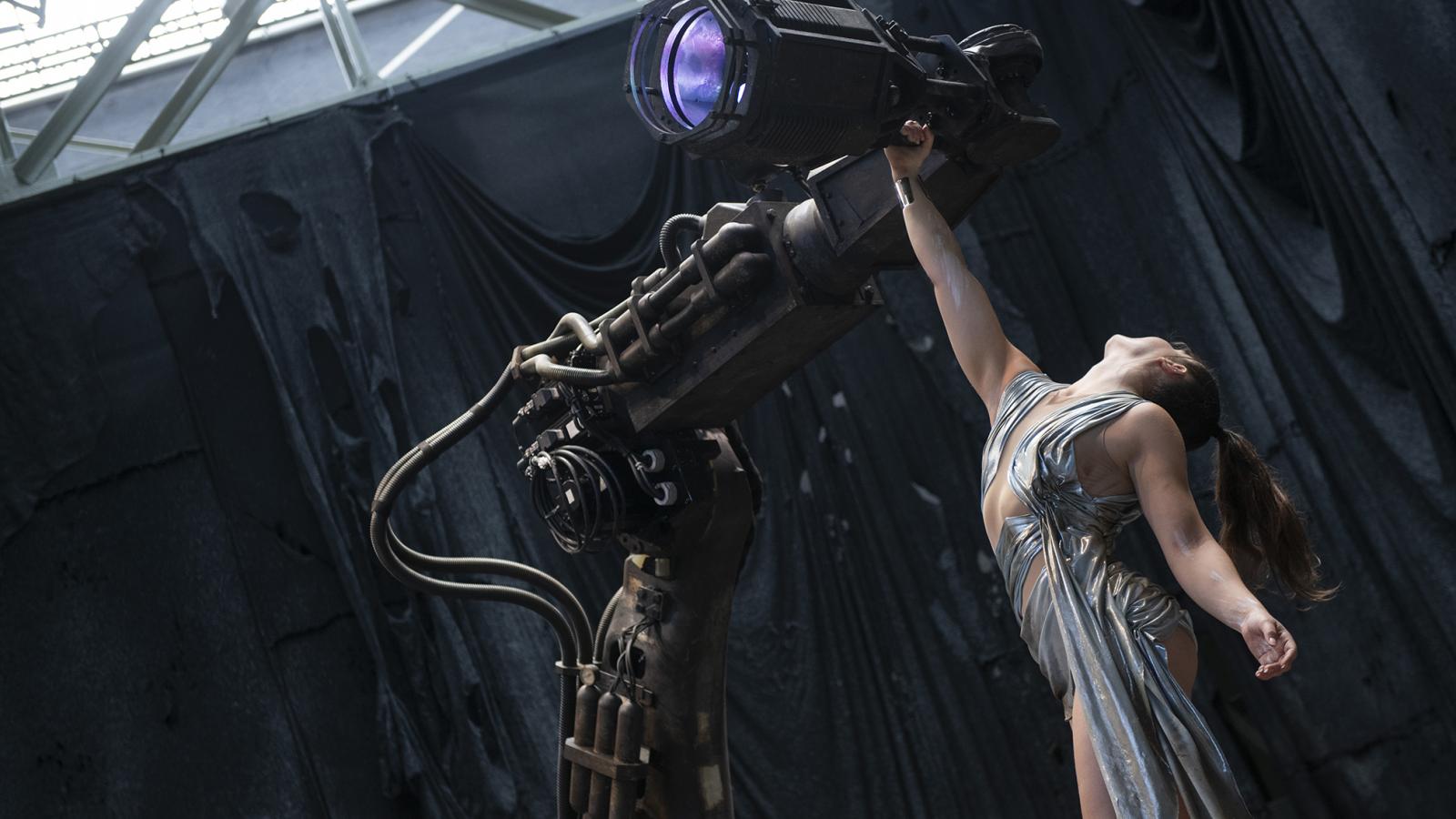 Az indusztriális belső terekhez igazodnak a díszletek, a trójai falovat egy autóipari robot szimbolizálja