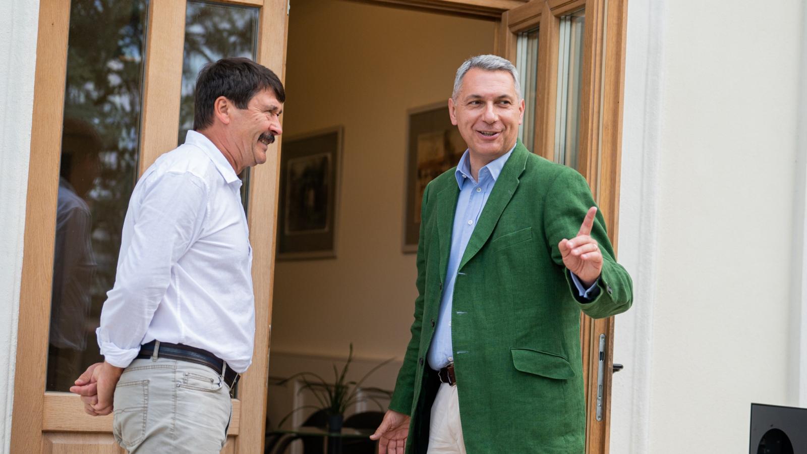 Lázár János egyik korábbi mezőhegyesi látogatásán megmutatta a birtokok Áder János volt államfőnek