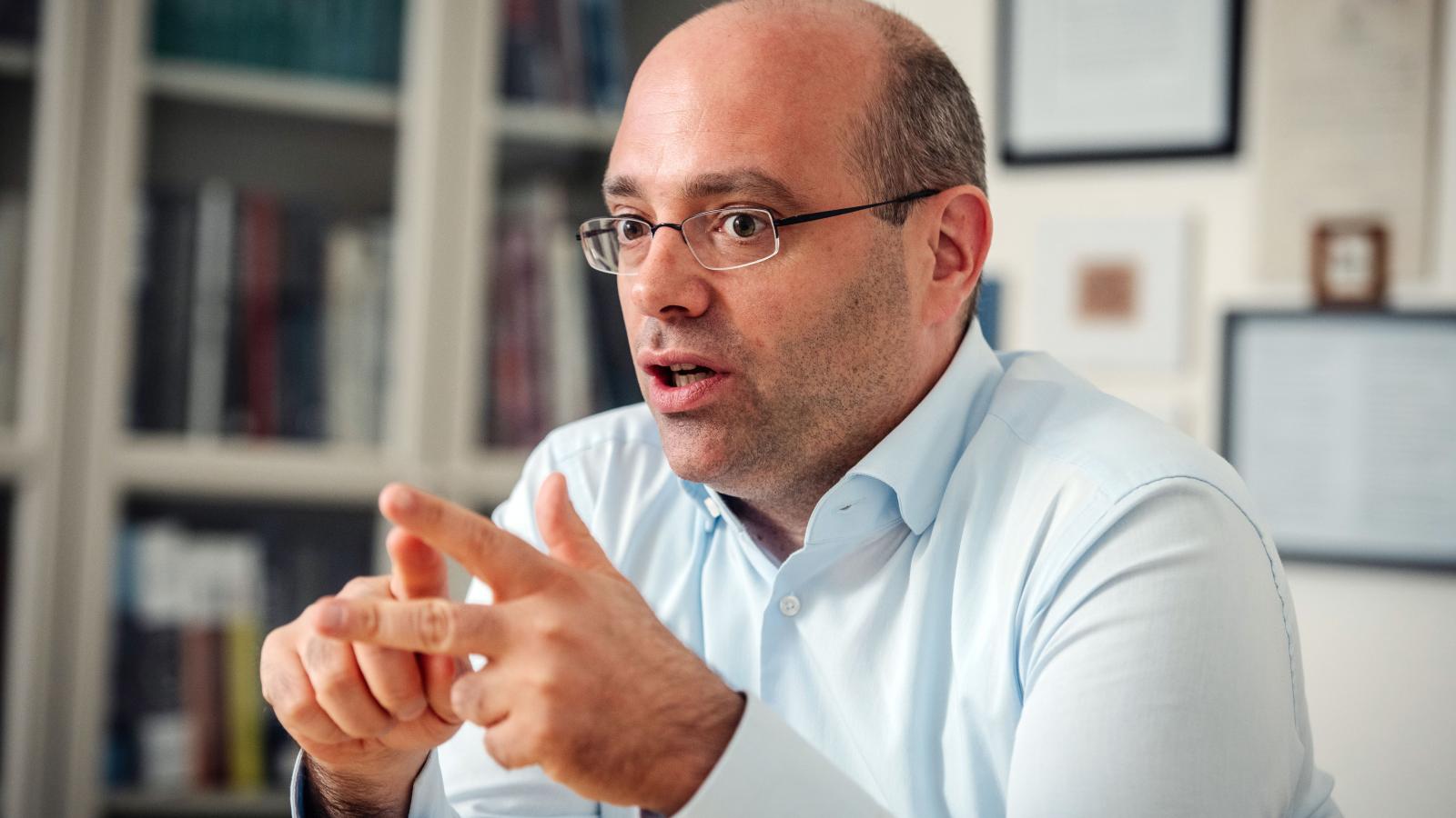 Mráz Ágoston Sámuel továbbra is tartja azt az állítását, hogy a Fidesz vezet, noha szinte minden más közzétett mérés a Tisza előnyét mutatja