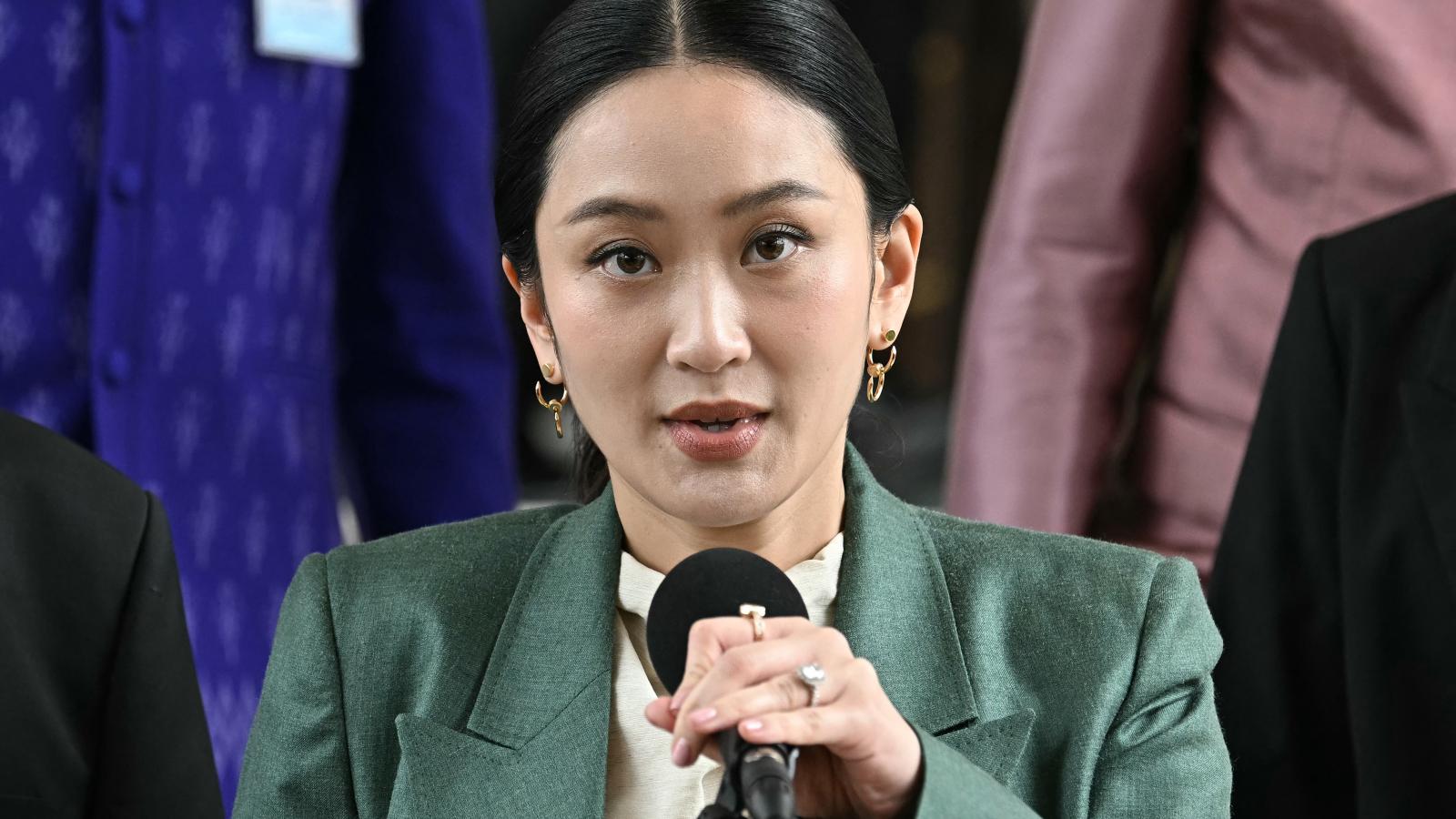 Phethongthán Csinavatot egy telefonhívás miatt függesztették fel pozíciójából