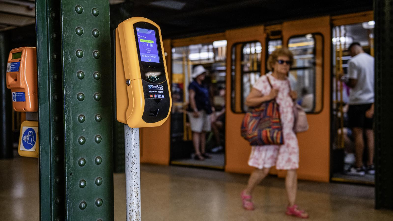 Első ütemben a metróvonalakon vezetnék be a kártyás fizetési lehetőséget