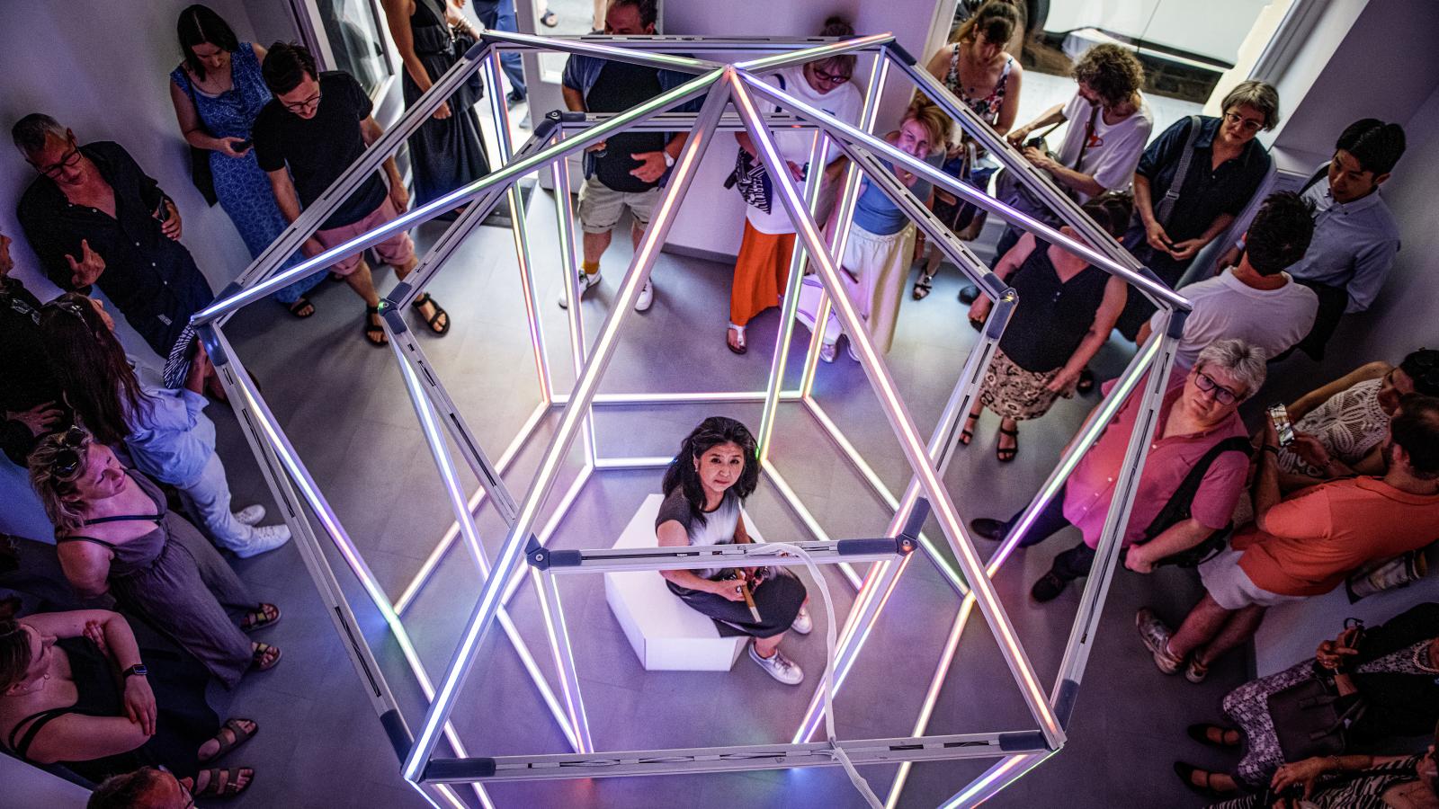 A pavilon rendszerint egy kertben áll, ahol körbetekintve befogadható a táj látványa – egy tér és idő által kimetszett pillanat képe