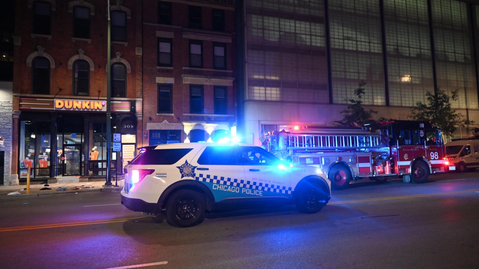 A chicagói rendőrség a bűncselekmény helyszínén 2025. július 3-án