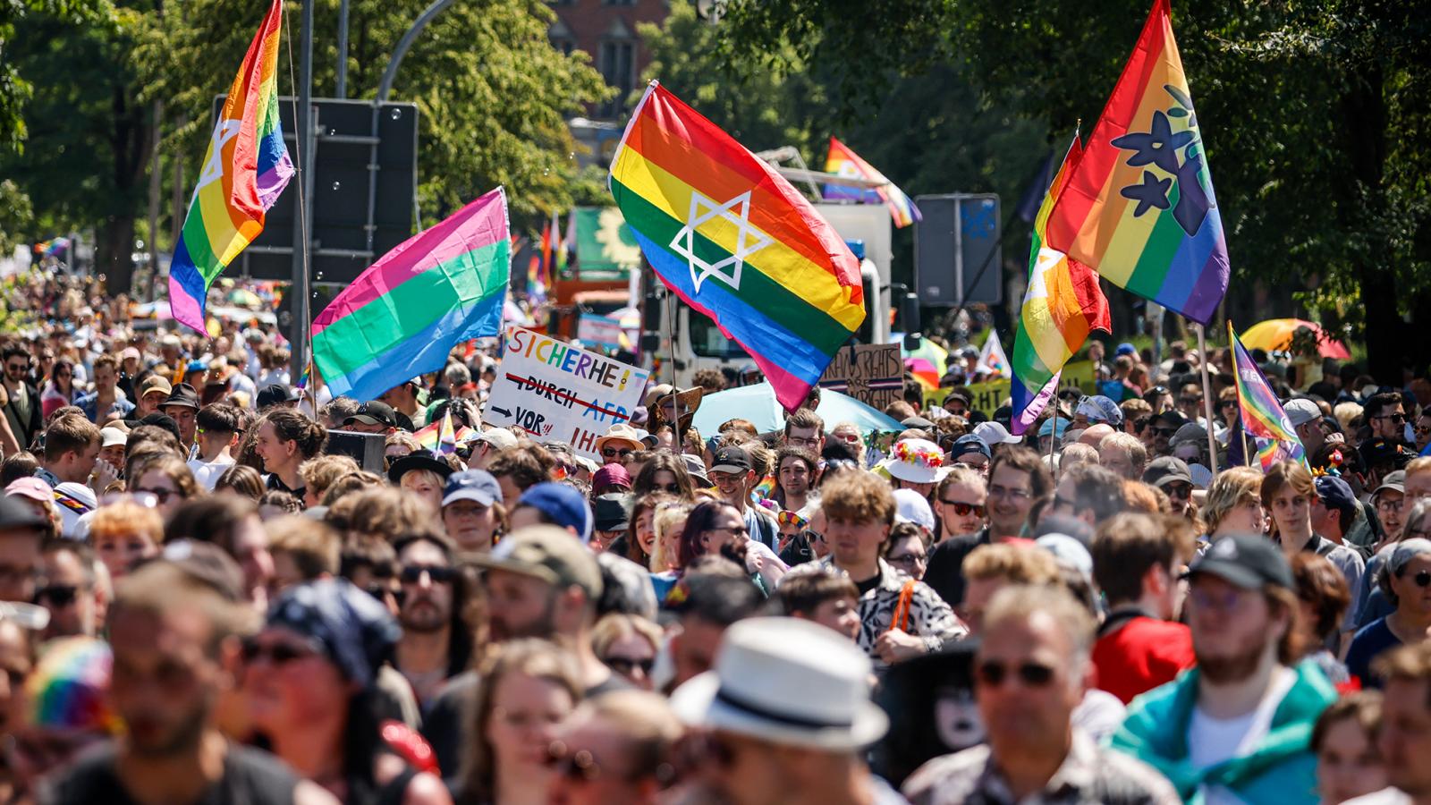 A múlt szombati müncheni Pride-on több ezer szivárványzászló volt látható – többek között a bajor kormányzói hivatal és a tartományi parlament épülete előtt is