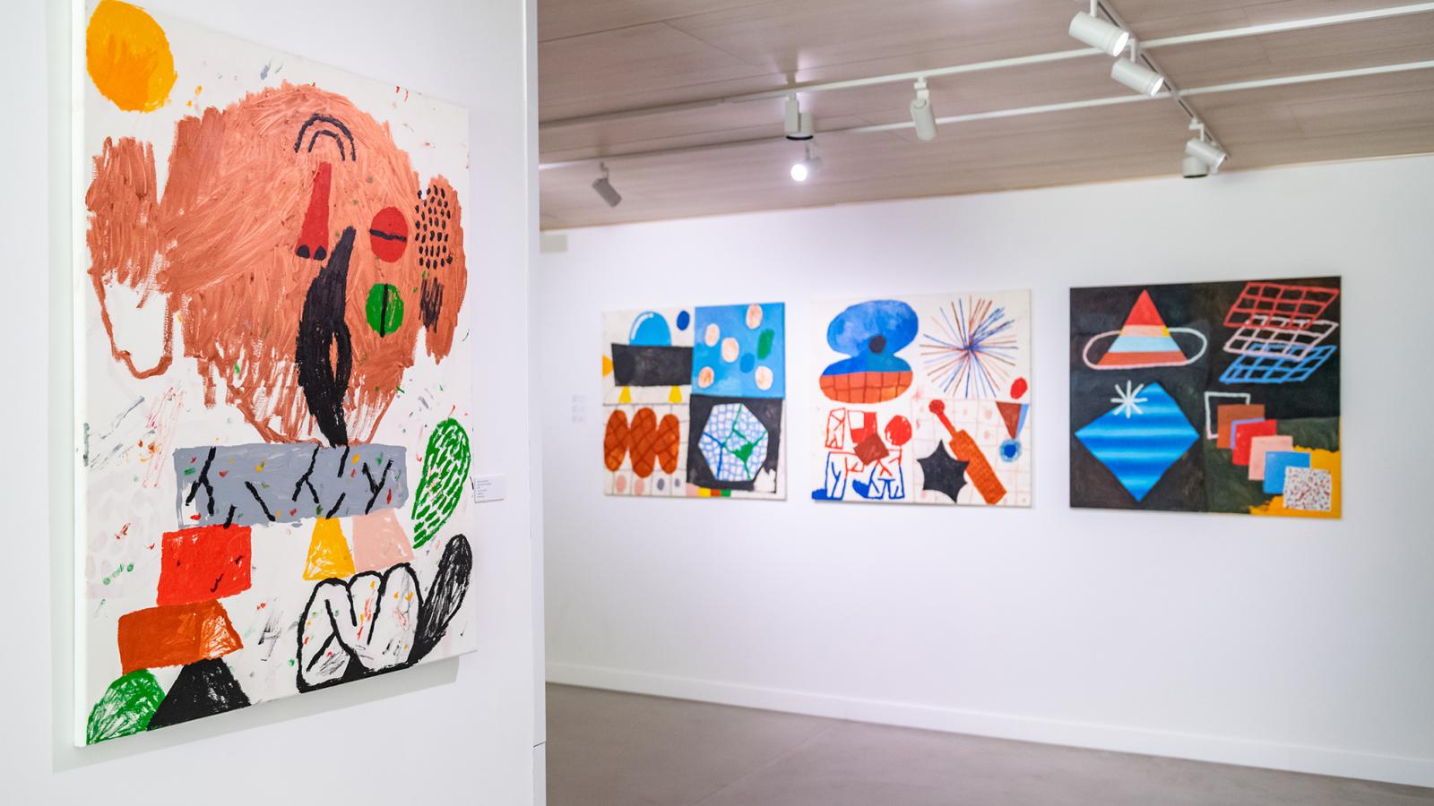 Egyik képén Agamemnón halotti maszkja jelenik meg (bal oldalt)