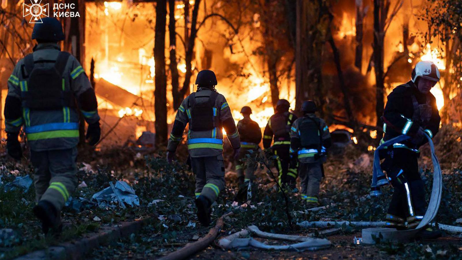 Tűzoltók dolgoznak miután Oroszország tömeges drón- és rakétatámadást hajtott végre Kijev ellen 2025. július 4-én