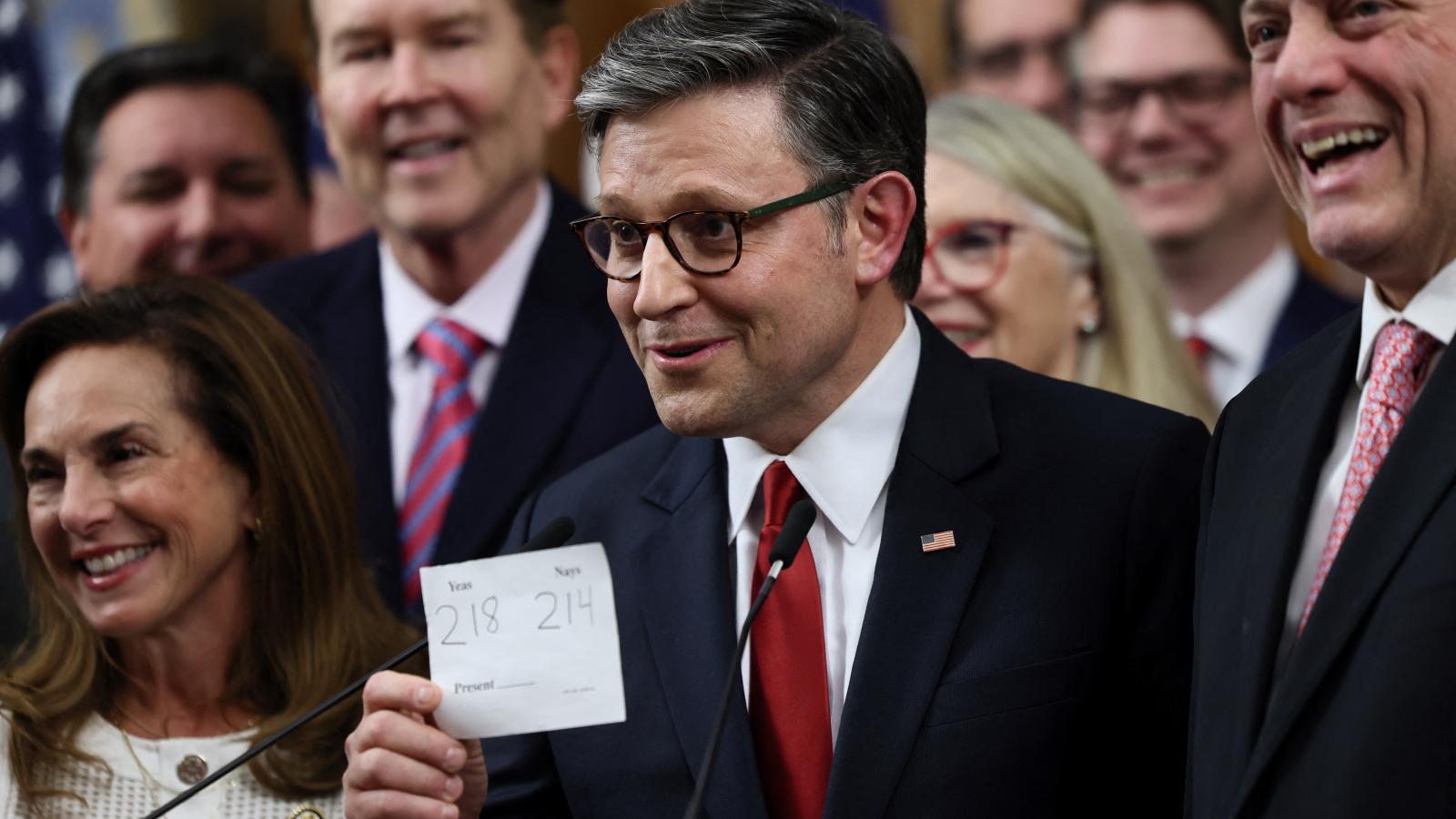 Mike Johnson házelnök eddig sikerrel győzte le a kongresszusi politika Szkülláit és Kharübdiszeit