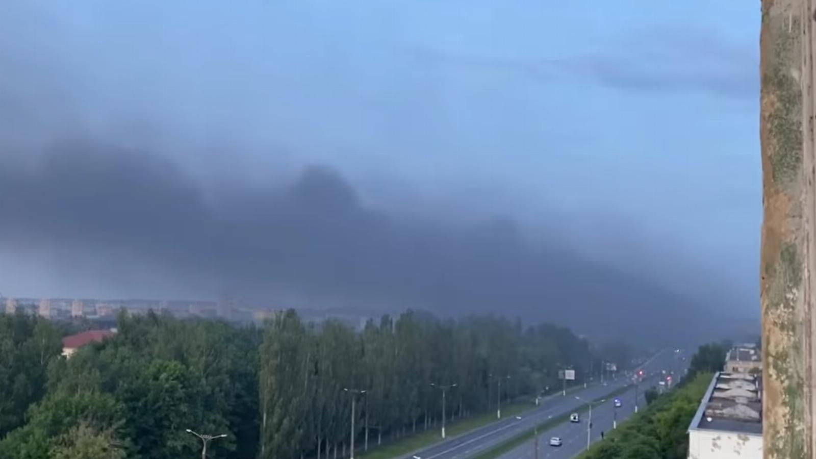 A gyár füstje Csebokszári városa felett.