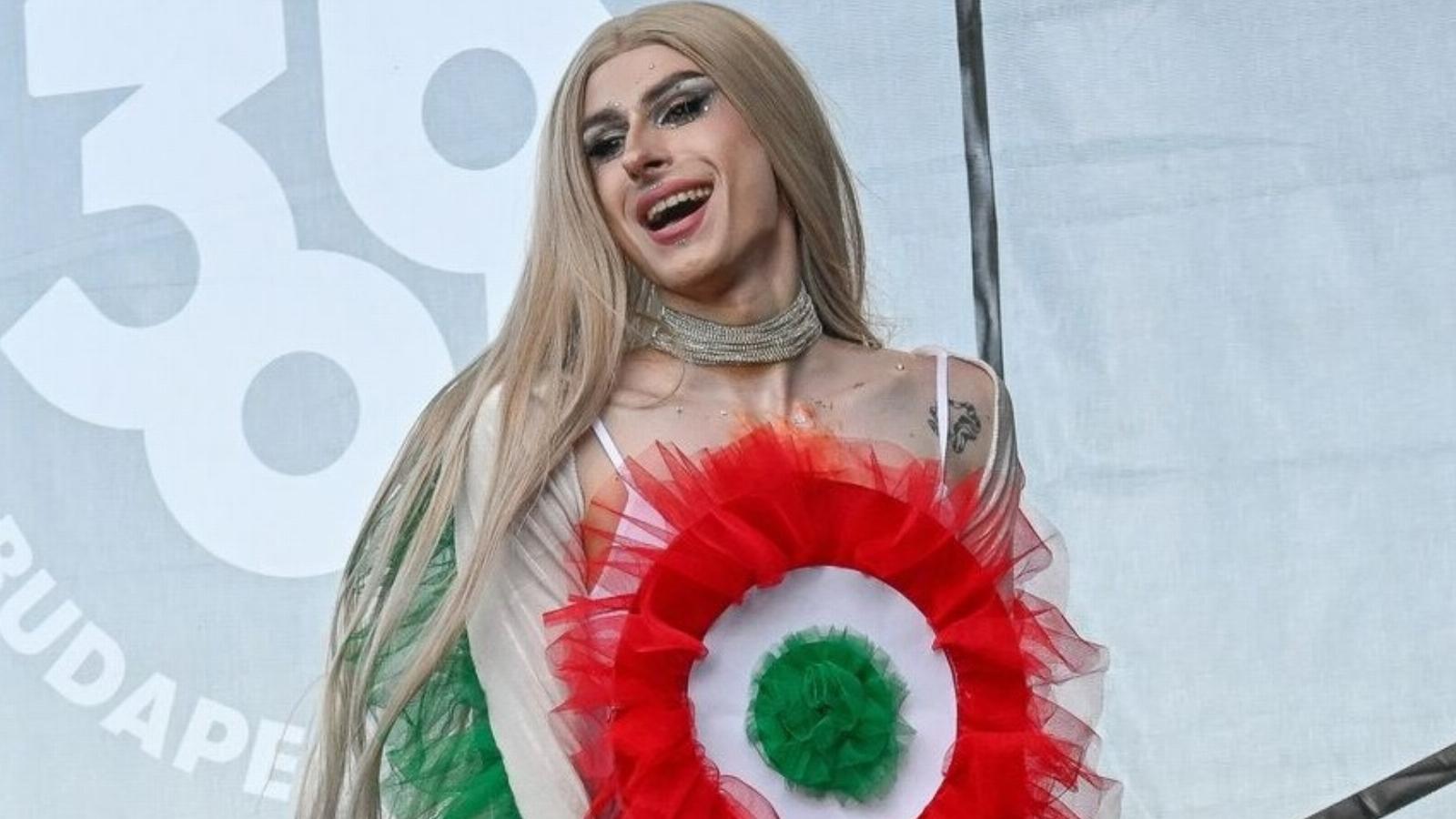 Mia Szösz performanszában fehér ruháján nemzeti színű fátyollal, hatalmas kokárdával táncolt a szombati Pride-on