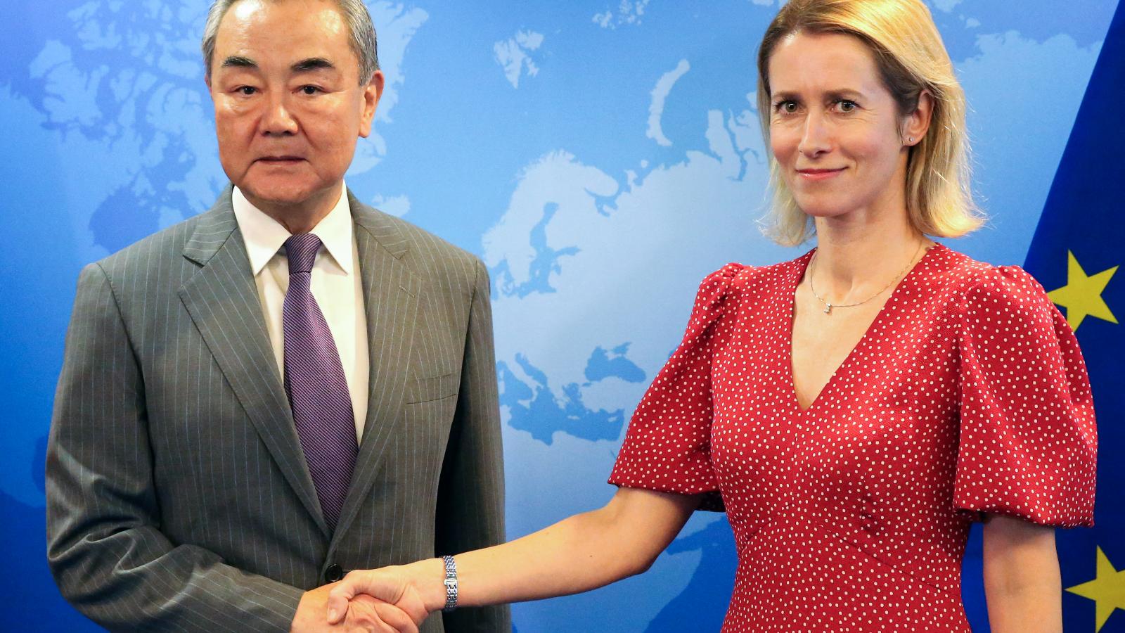 Vang Ji kínai külügyminiszter Kaja Kallasnak azt mondta, Peking nem engedheti meg, hogy Oroszország elveszítse az ukrajnai háborút