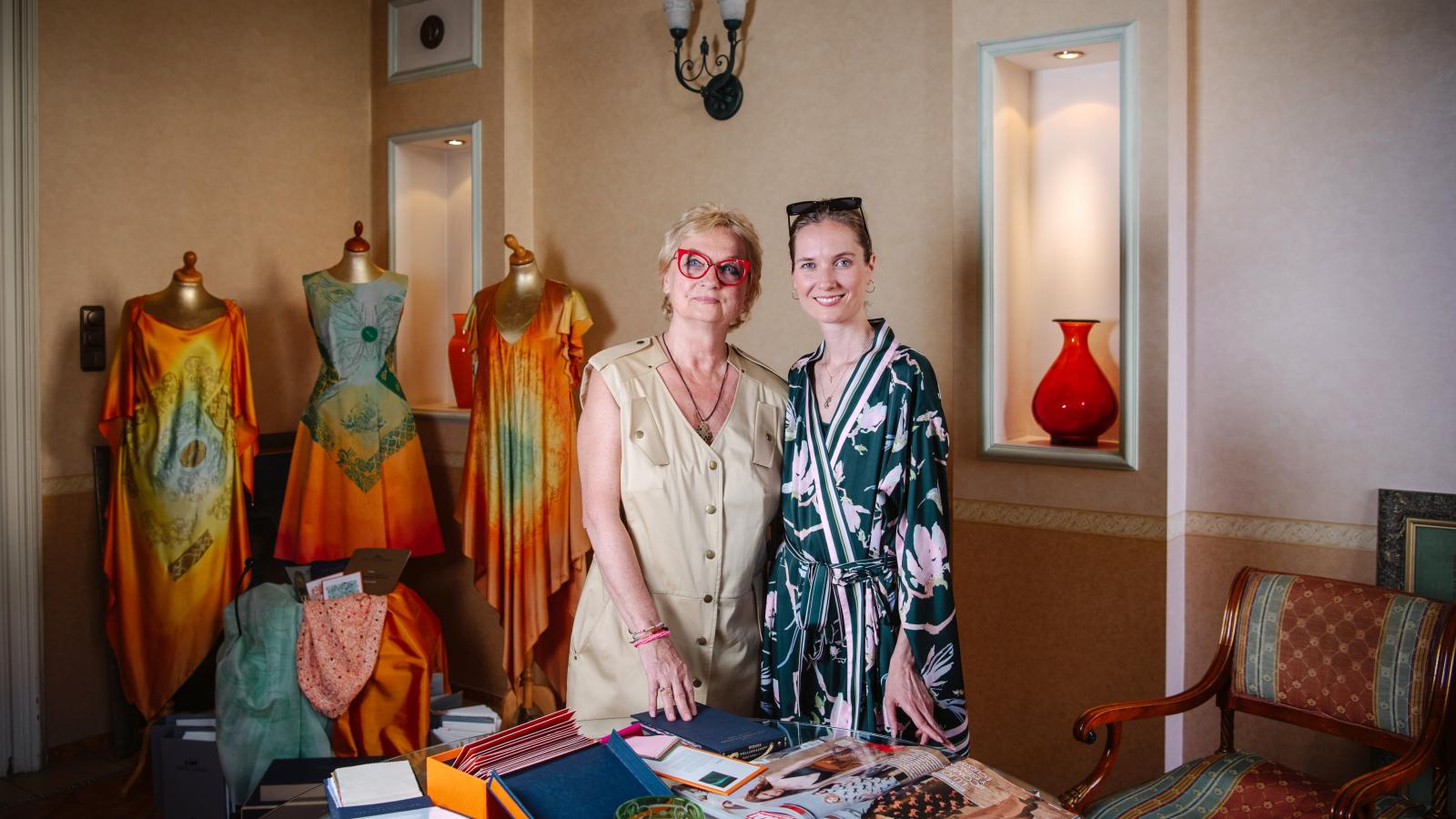 Lucia a divaton, Claudia pedig a filmeken keresztül emeli az emberek rezgésszintjét