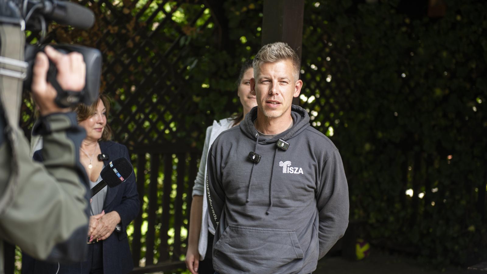 Magyar Péter a Bolyai Farkas Gyermekotthoni Központ előtt Budapesten május 26-án