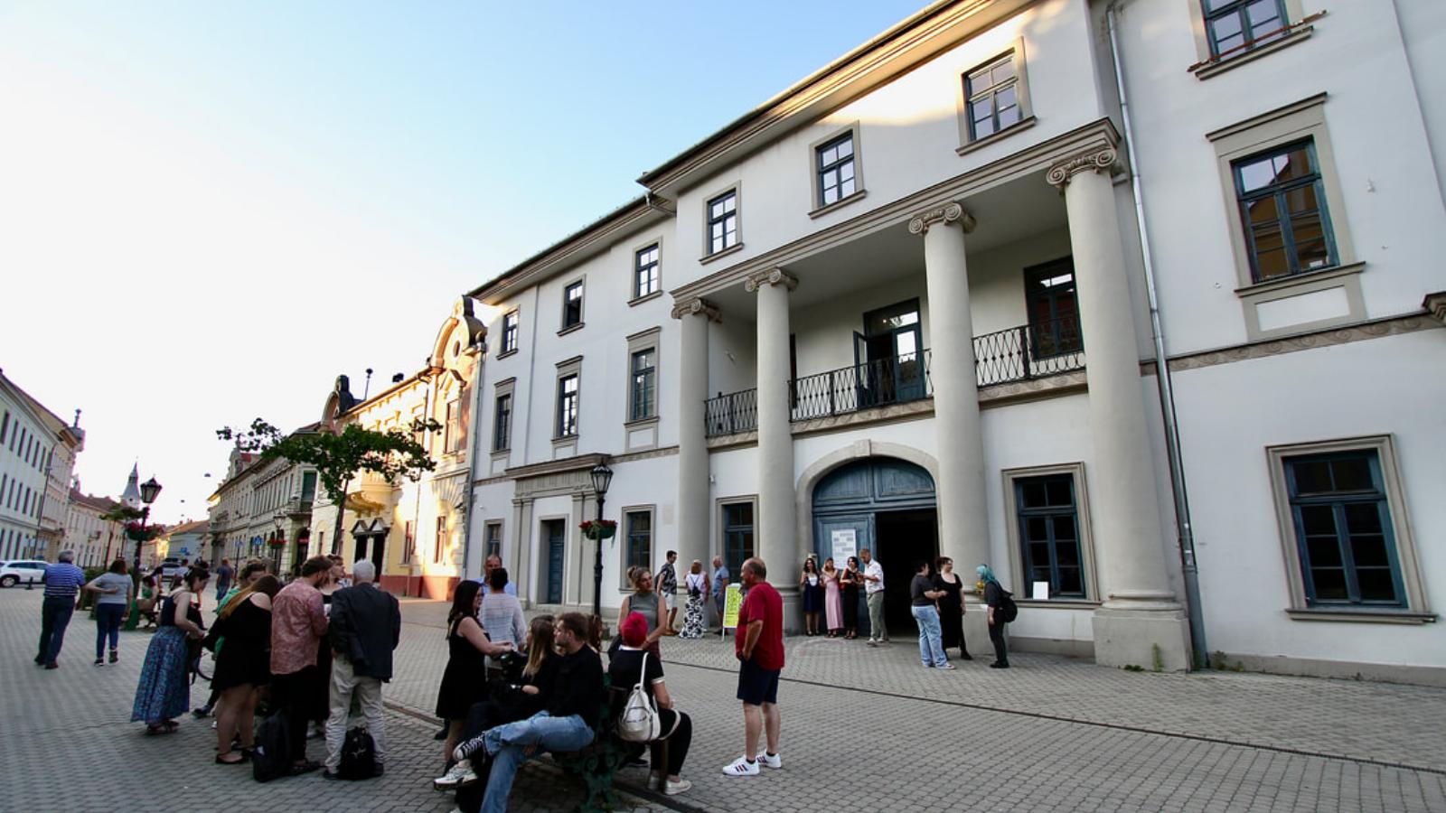 A volt tiszti kaszinó, későbbi Ifjúsági Ház, majd Kepes Központ épülete.