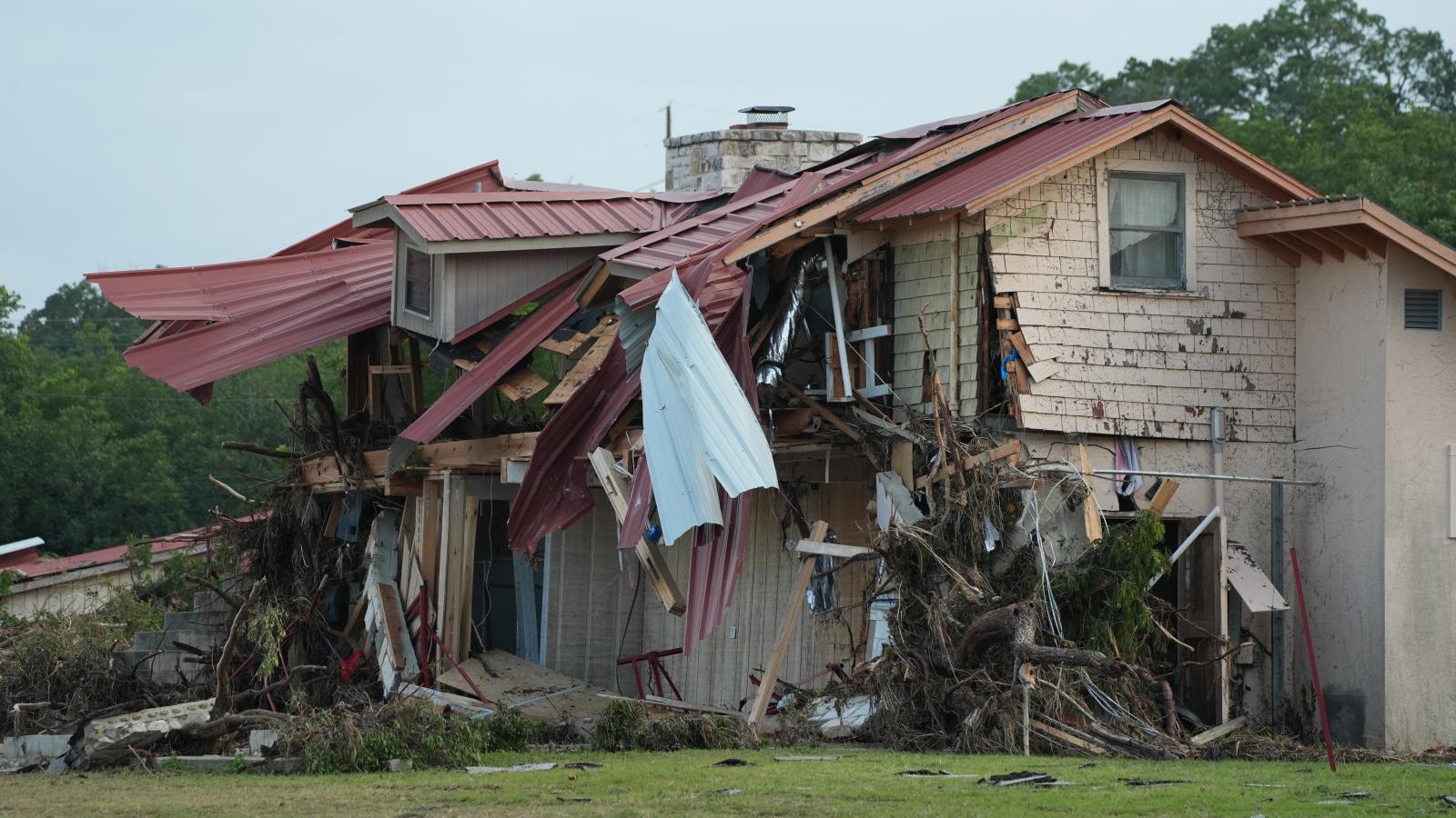 A Camp Mystic keresztény lánytábor egyik épületének romjai Texasban július 7-én