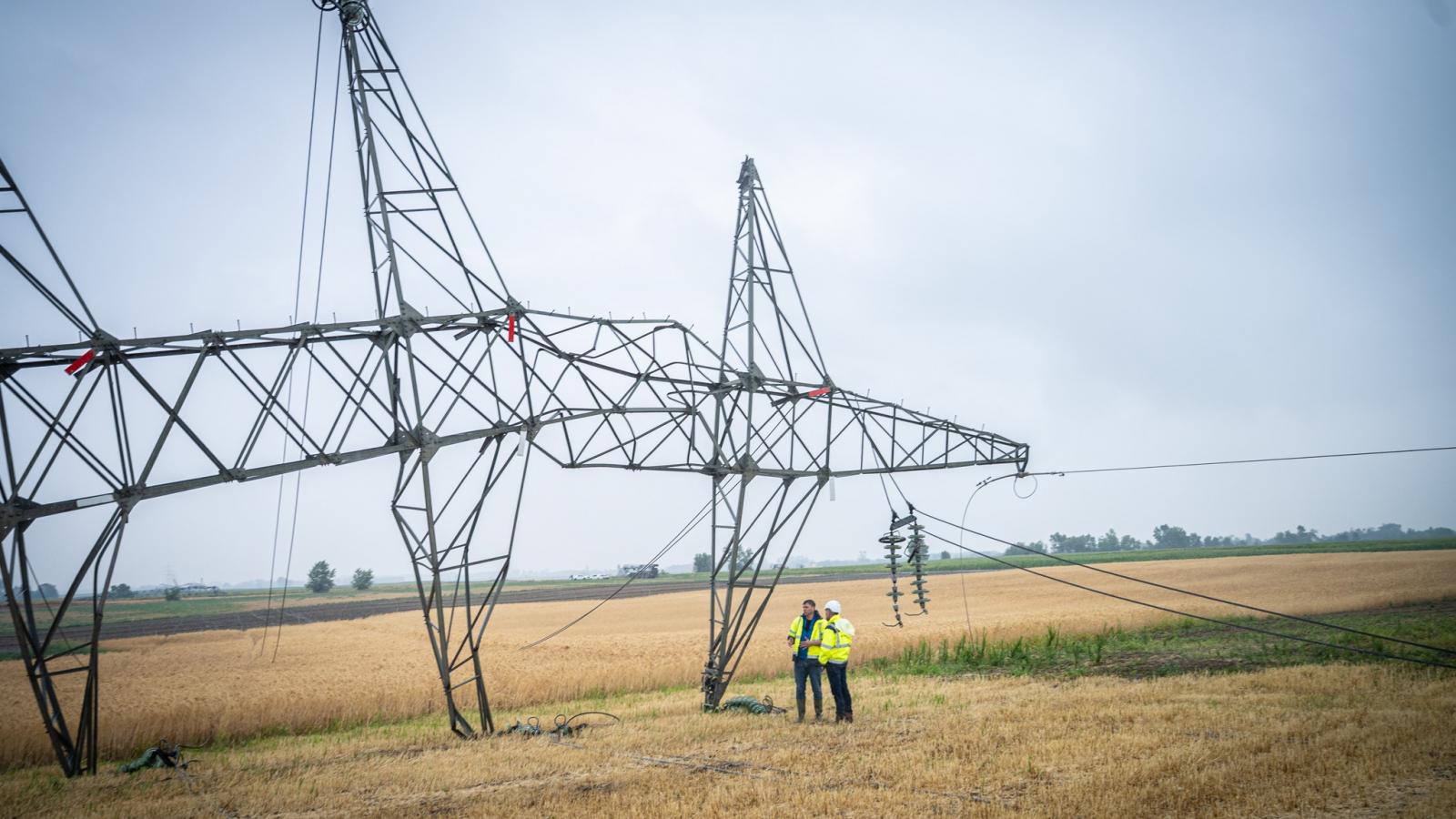 Helyreállítási munkálatok egy, a július 7-i vihar által ledöntött villanyoszlopnál
