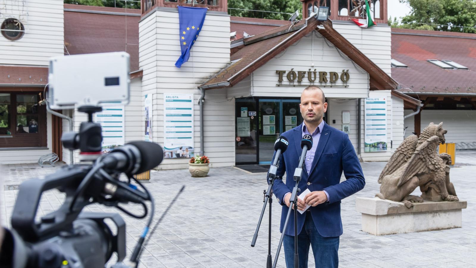 Nagy Bálint, az Építési és Közlekedési Minisztérium közlekedésért felelős államtitkára sajtótájékoztatót tart a Hévízi Tófürdő tavi fürdőépületének helyreállításáról július 9-én