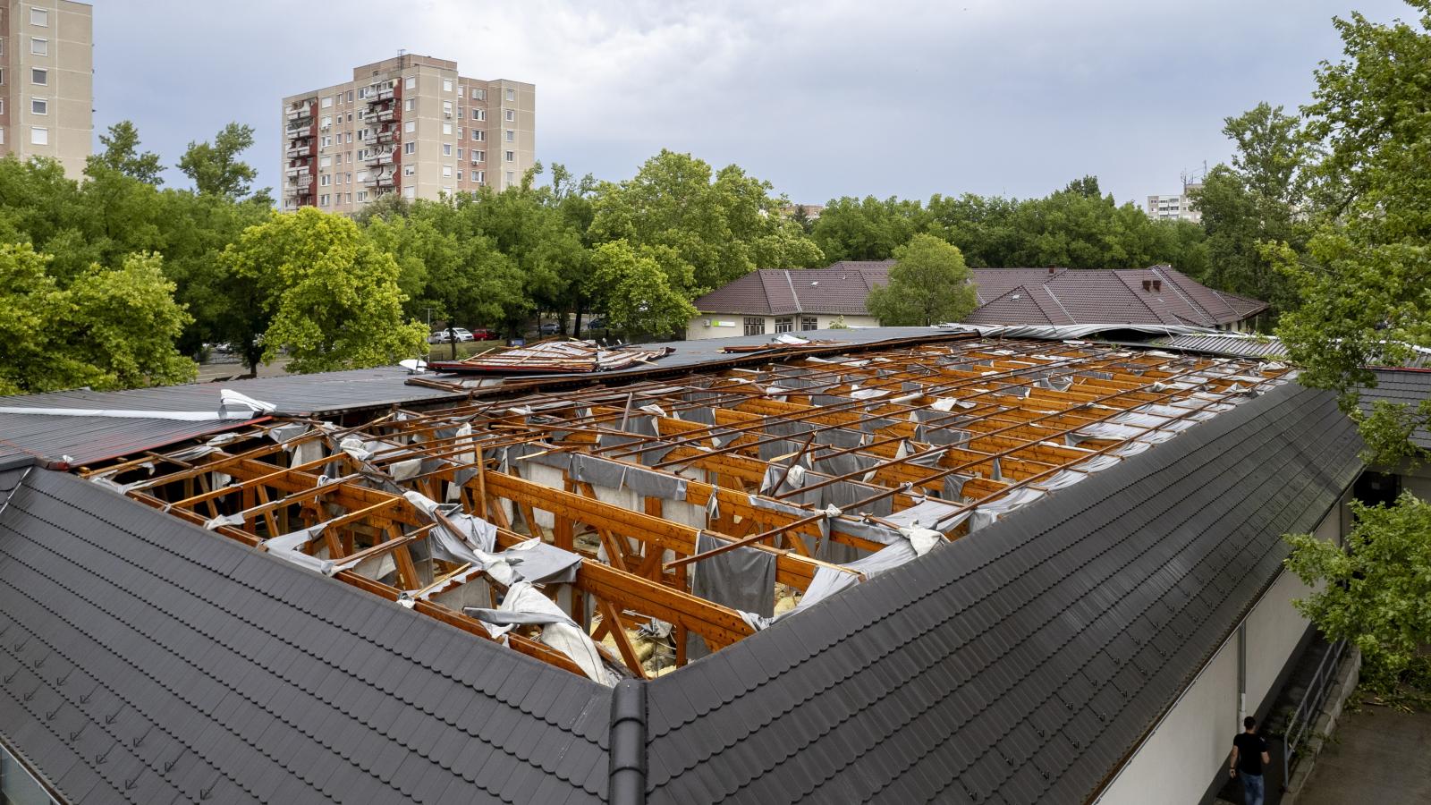 Egy bevásárlóközpont viharban megrongálódott tetőszerkezete Debrecenben július 7-én