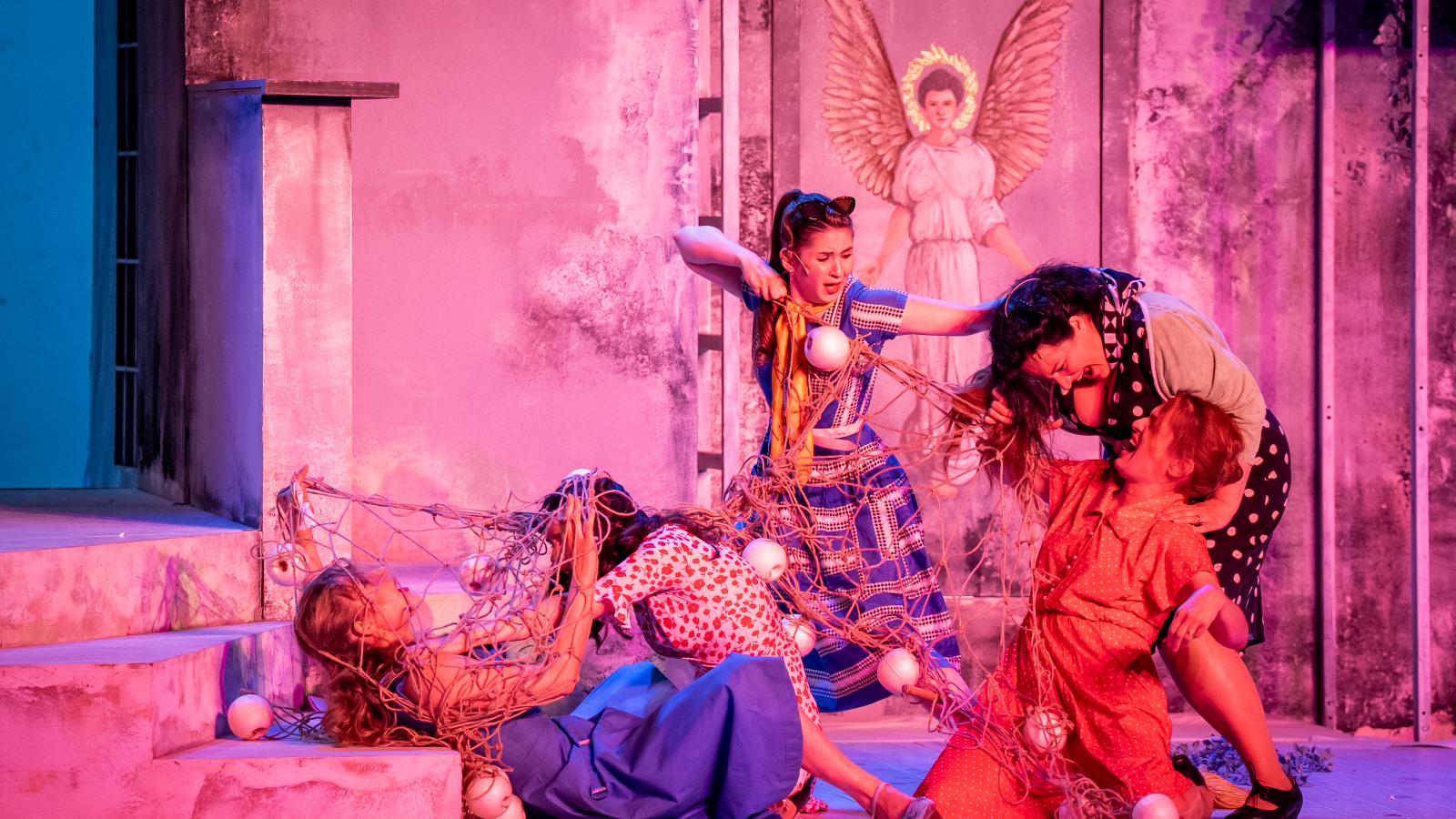 A chioggiai nők egymást és magukat sem kímélve küzdenek a saját igazukért