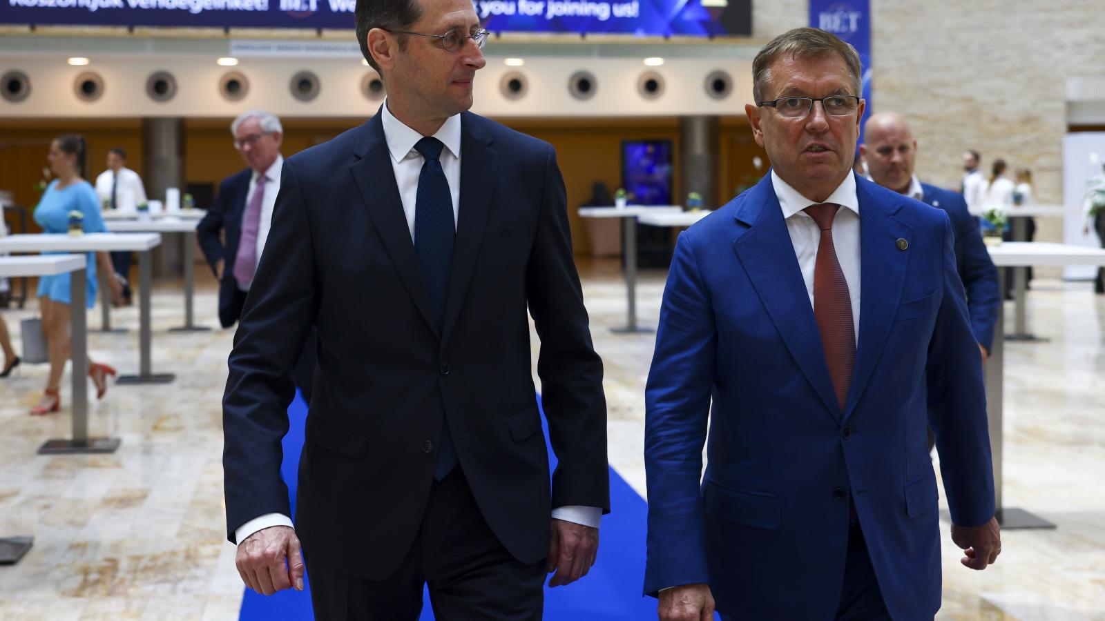 Varga Mihály akkori pénzügyminiszter és Matolcsy György MNB-elnök a Magyar Nemzeti Bank Budai Központjában 2023. június 21-én