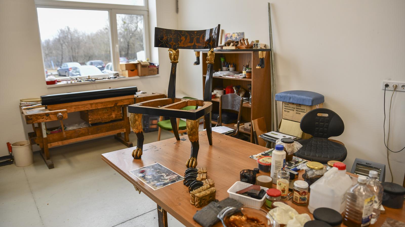 Bútortárgyak restaurálása az Iparművészeti restaurátor-műhelyében