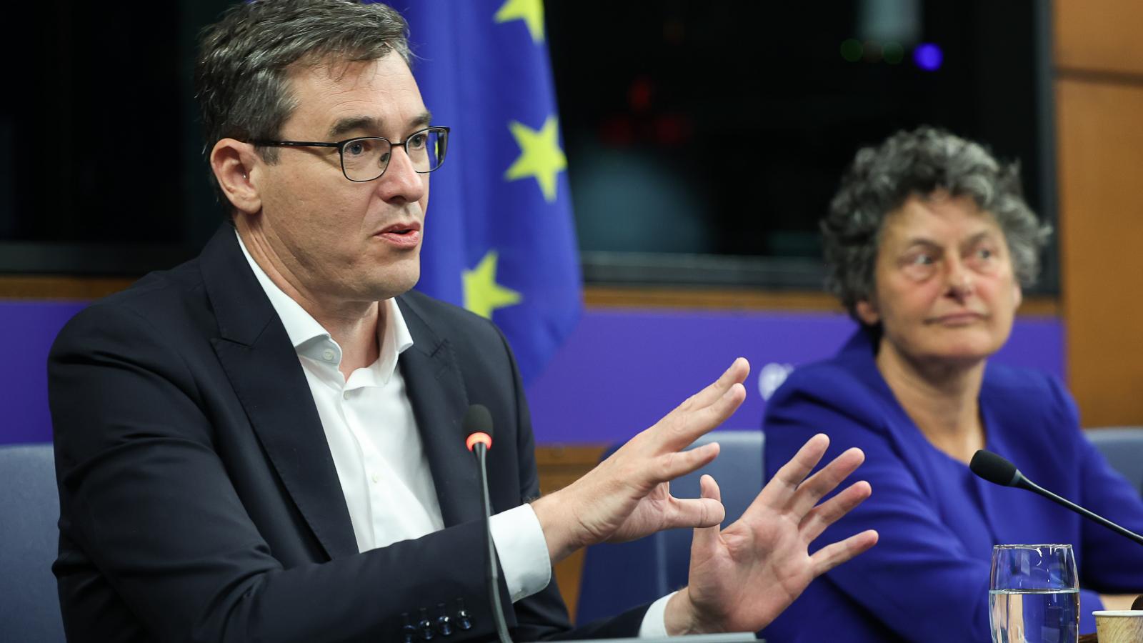 Karácsony Gergely Strasbourgban Tineke Strik EP-képviselővel, az Állampolgári Jogi, Bel- és Igazságügyi Bizottság tagjával 2025. július 9-én 