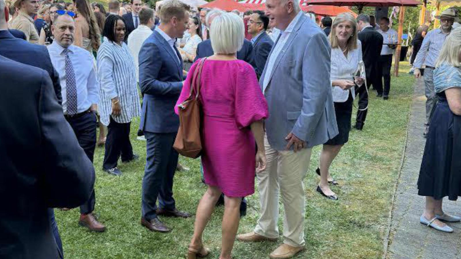 Tiborcz István balra – abban a bizonyos négyszázezres cipőben