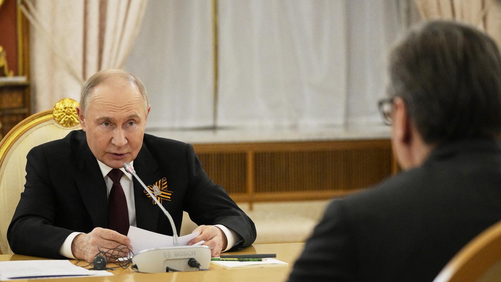 Vlagyimir Putyin és Aleksandar Vucic (háttal) 2025. május 9-én a Kremlben