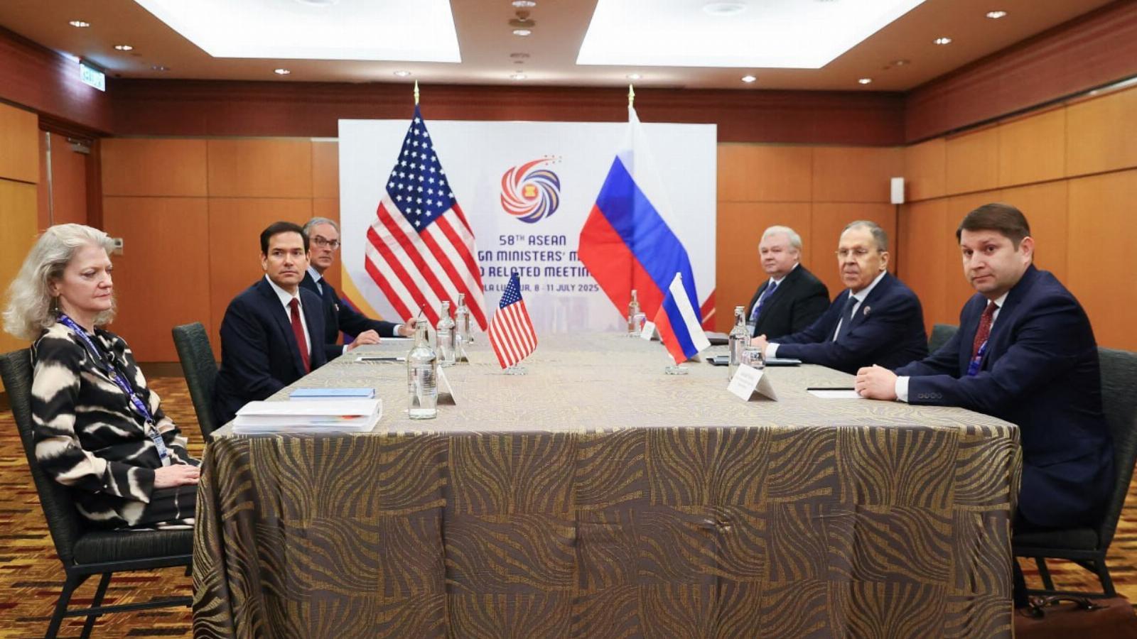 Marco Rubio bal oldalon középen Szergej Lavrov pedig jobb oldalon középen 2025. július 10-én
