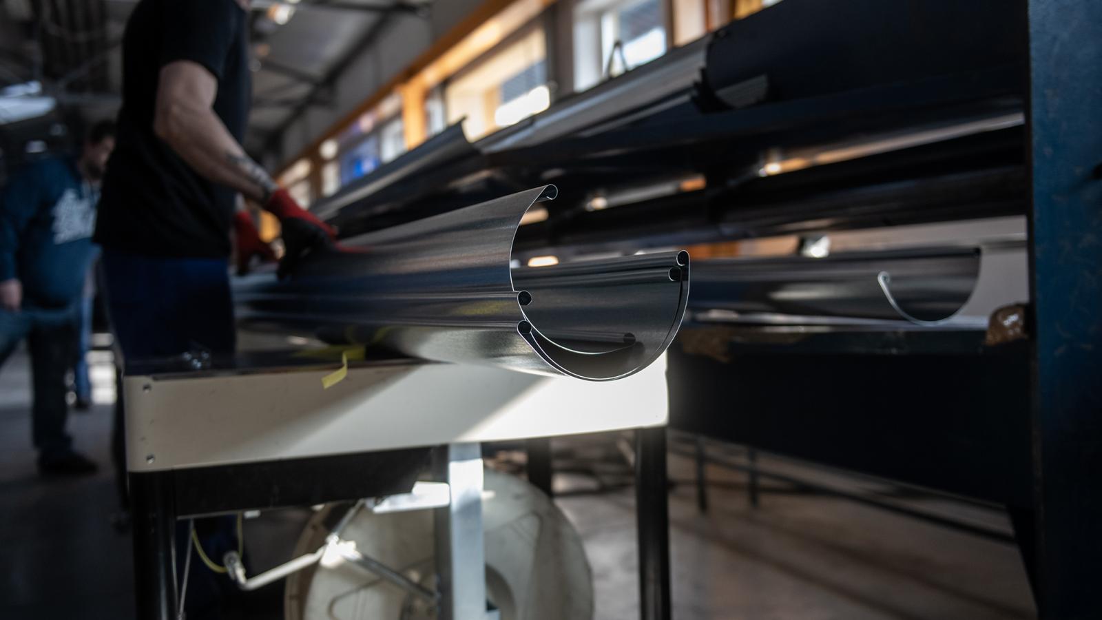 Van jelentősége annak, hogy ki fogja meg a munkadarabot 