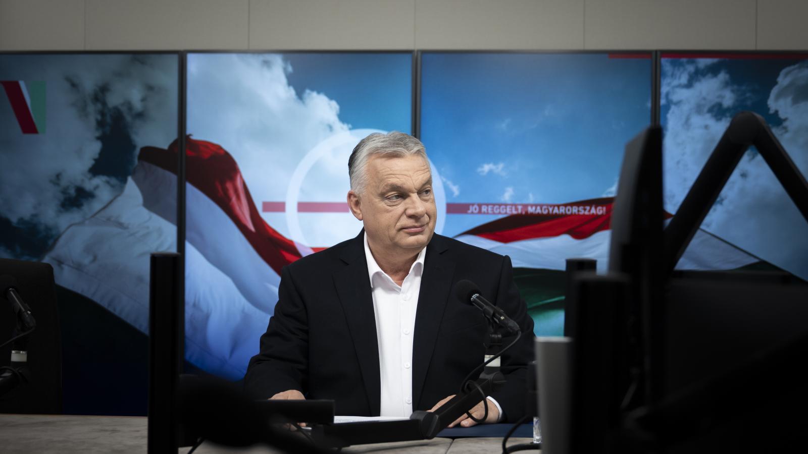 Orbán Viktor miniszterelnök interjút ad a Jó reggelt, Magyarország! című műsorban a Kossuth rádió stúdiójában 2025. április 25-én