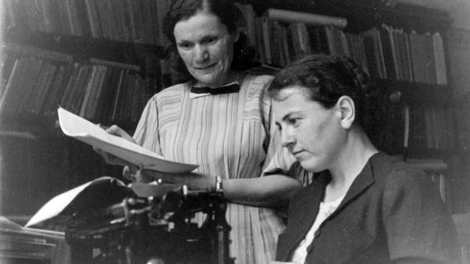  Anna Pankratova diktál. A magyar történésztársadalommal való személyes megismerkedést az első magyar történészkongresszus hozta el 1953-ban