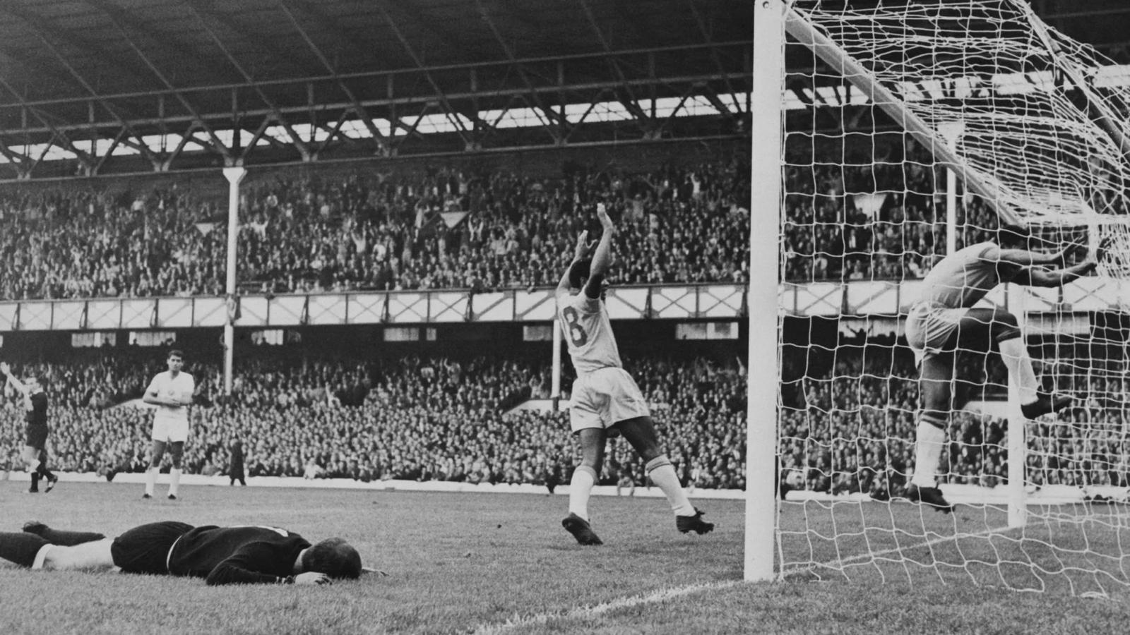 Brazil gólöröm Garrincha találata után, Najdenov bolgár kapus a földön elterülve