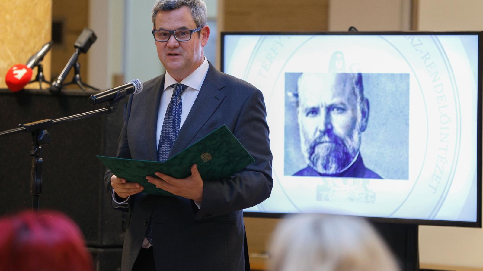 Takács Péter egészségügyi államtitkár beszédet mond a Péterfy Kórház Semmelweis-napi ünnepségén június 2-án