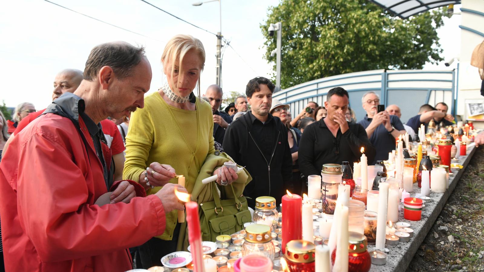 Illusztráció: Gyertyagyújtással egybekötött tiltakozás az Ukrán Nagykövetség előtt Sebestyén József halála miatt július 11-én
