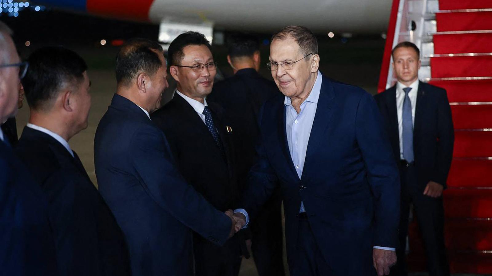 Szergej Lavrov orosz külügyminiszter megérkezik az Észak-Korea keleti partvidékén található Vonszanba 2025. július 11-én