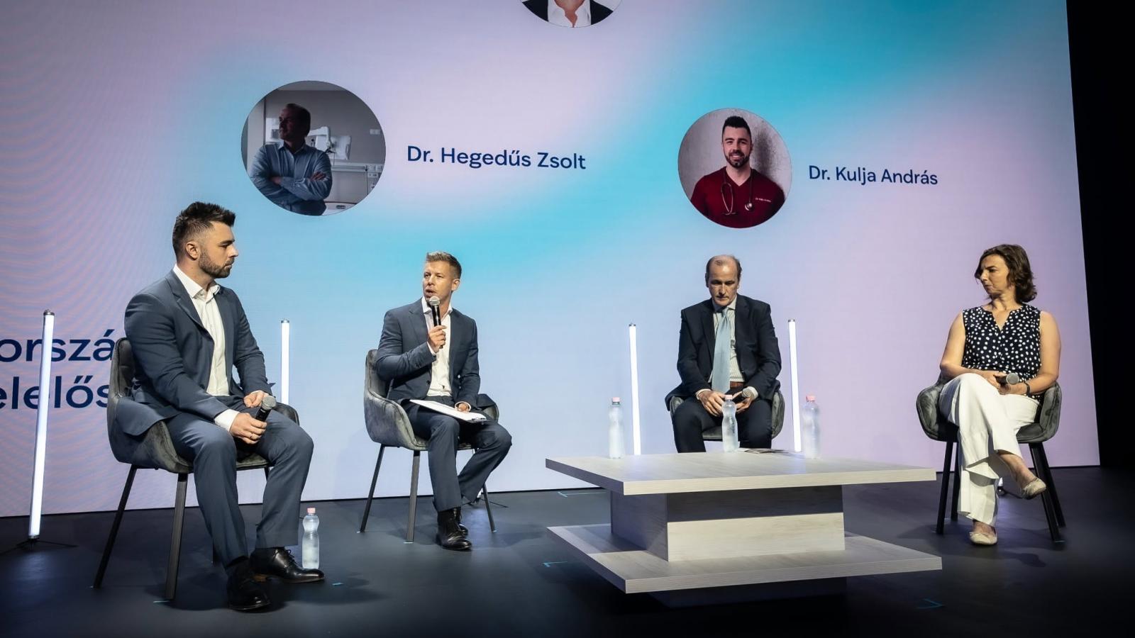 Kulja András, Magyar Péter, Hegedűs Zsolt és Mágori Krisztina a kerekesztal-beszélgetésen