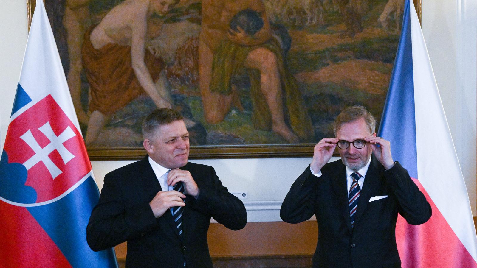 Robert Fico szlovák és Petr Fiala cseh kormányfő 2023. november 24-én Prágában