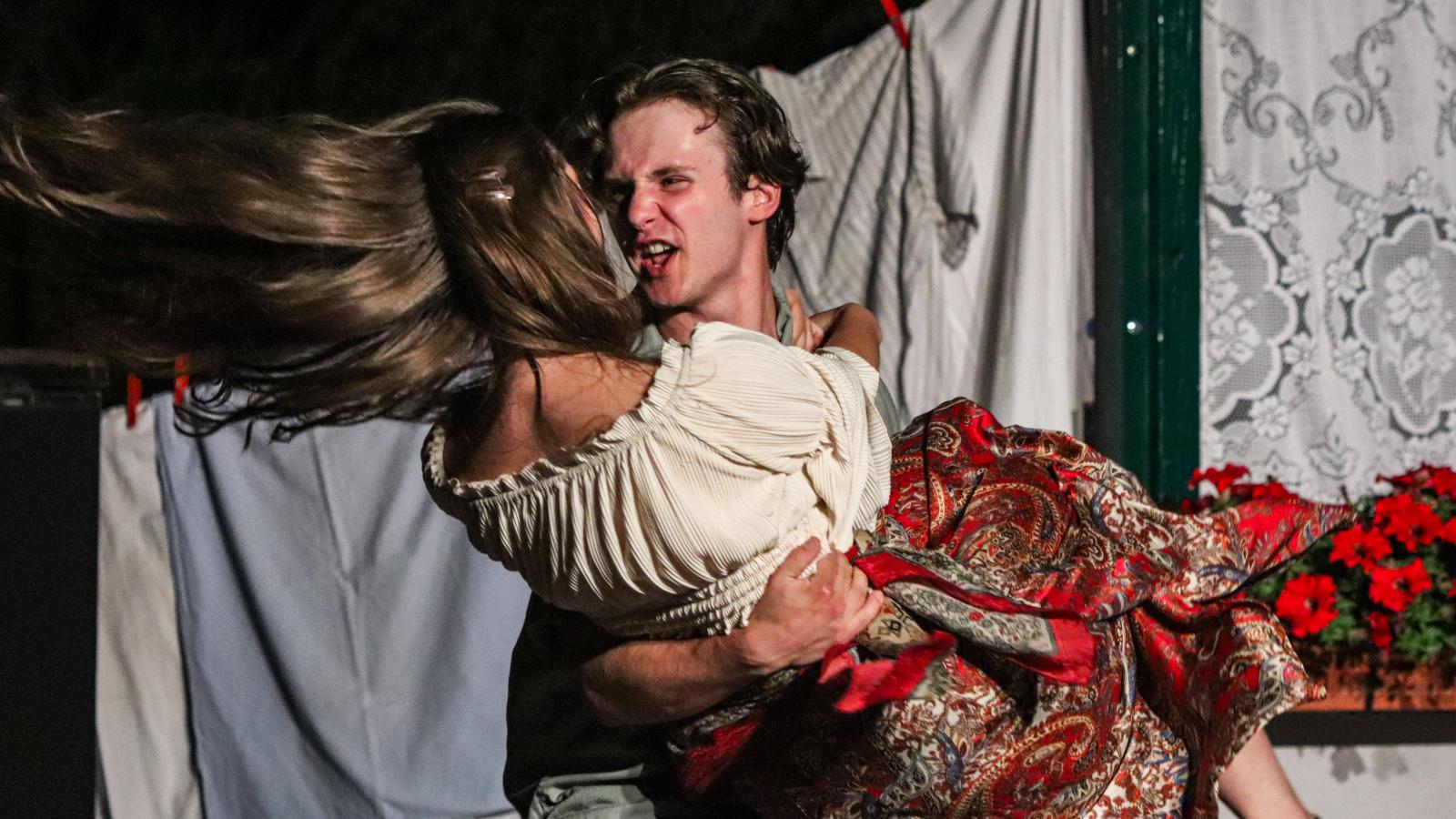 Az újvidéki Tanyaszínház Szigligeti Ede: A cigány című előadását parkban játszották. A különleges helyszín a társulatnak és a darabnak is nagyon jól állt