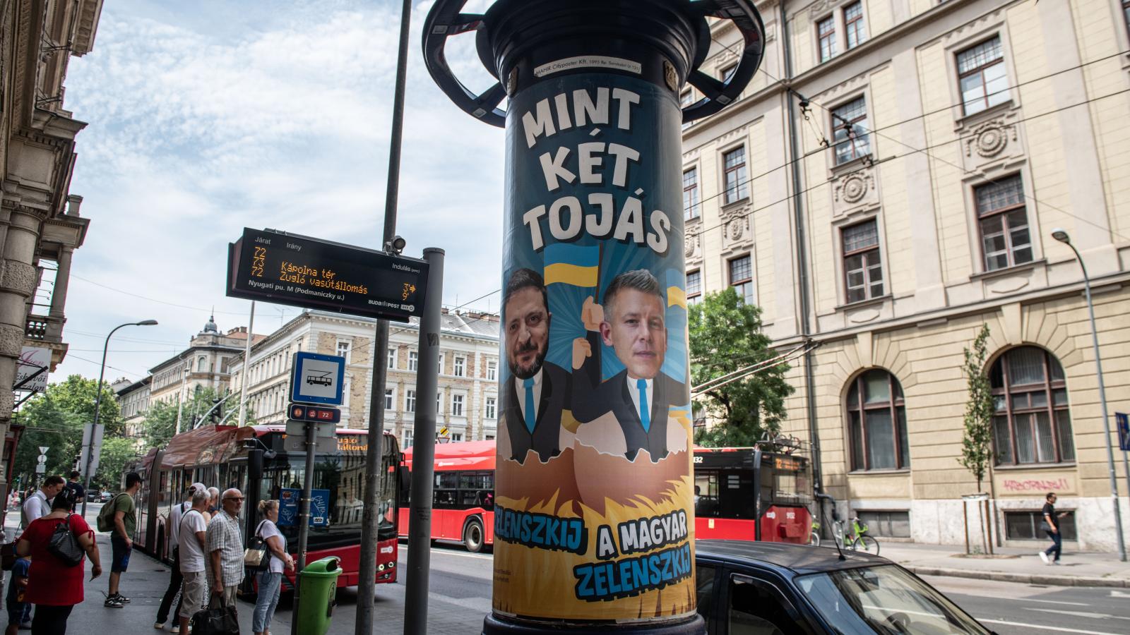 Nem csak az internetet lepték el a támadó hirdetések, a város is tele van velük