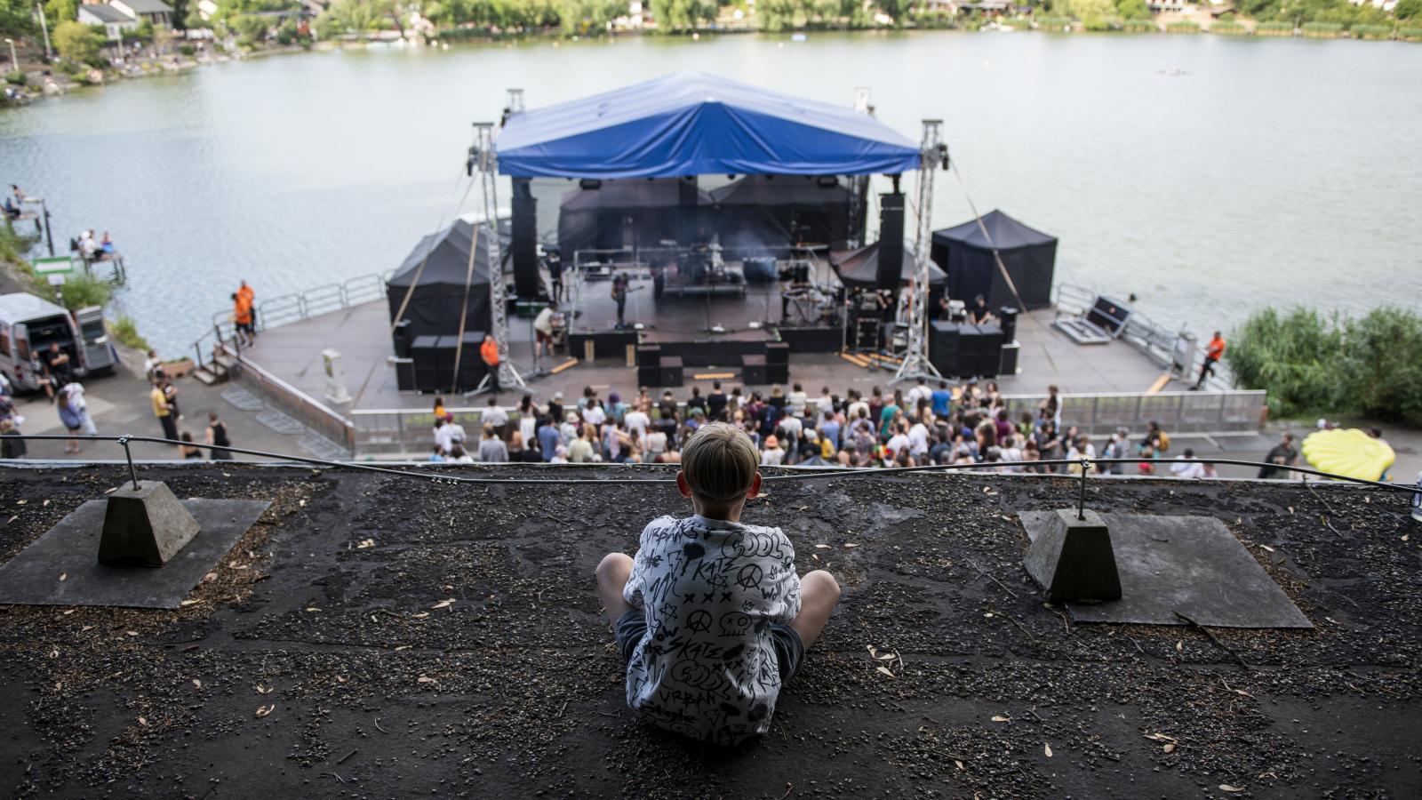 Ez itt tényleg egy külön univerzum – előttünk a tó, mögöttünk a dzsungel, fölöttünk az ég, és ami mindezeken kívül van, az erre a pár napra nem számít