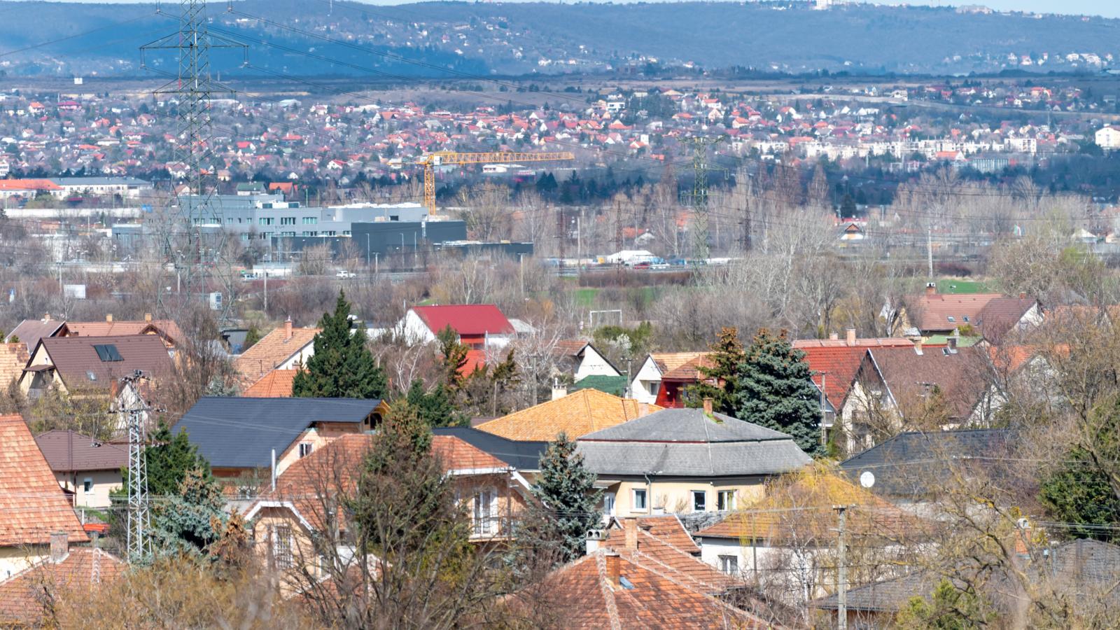 Látkép. Háztetők mindenhol