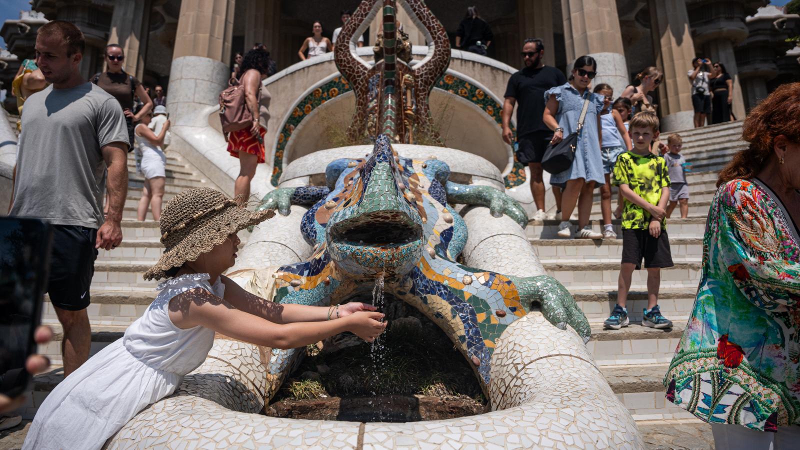 Turisták Barcelonában, Spanyolországban, 2025. július 6-án