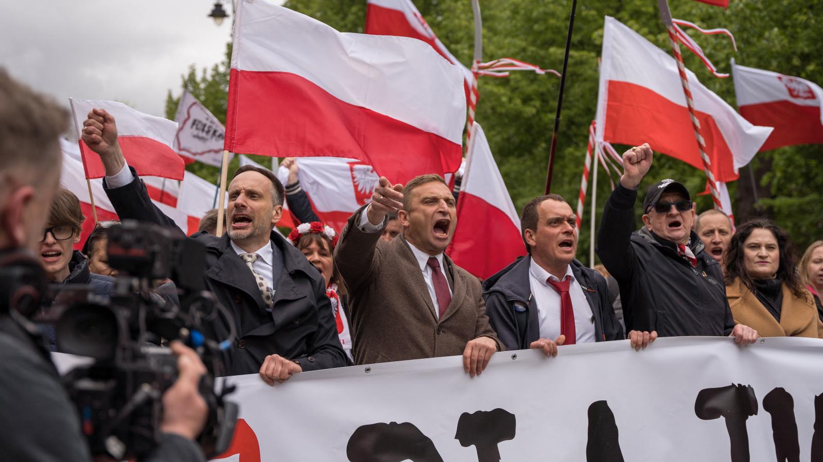 A lengyel szélsőjobb vezető politikusainak sora szimpatizál a 49 éves Robert Bąkiewicz által életre hívott „migránsellenes” őrjáratokkal