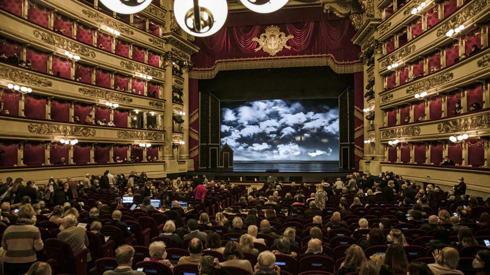 A milánói Scala nézőterére nem engedik be az atlétatrikóban vagy rövidnadrágban érkezőket – és a jegyük árát sem térítik vissza