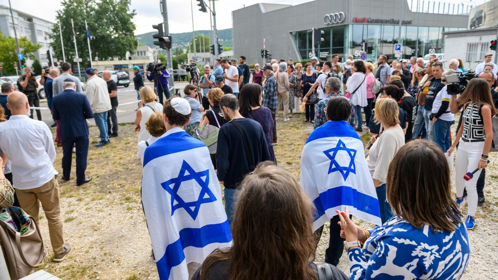 Pénteken civilek tüntettek a Sziget Fesztivál helyszínén az északír együttes fellépése ellen