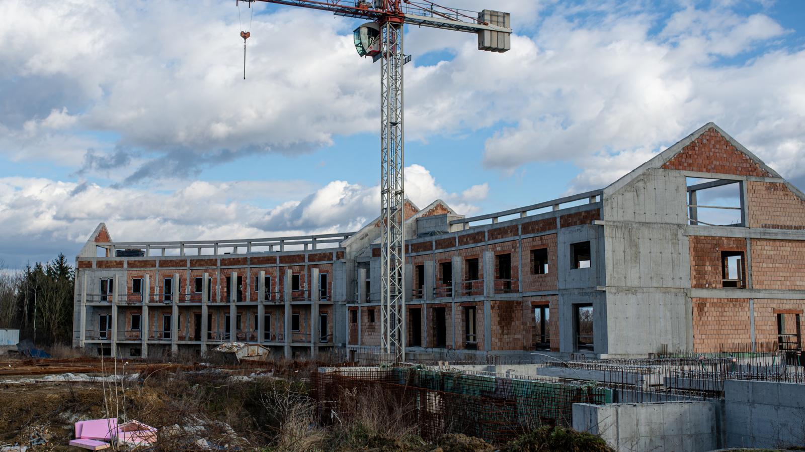 Eredetileg 2022-es átadással hirdették meg a csurgói sporthotelt, amelyre 3 milliárdot kapott a város, ám a költségek azóta nagyjából megduplázódtak, a befejezésre azonban még mindig semmi remény