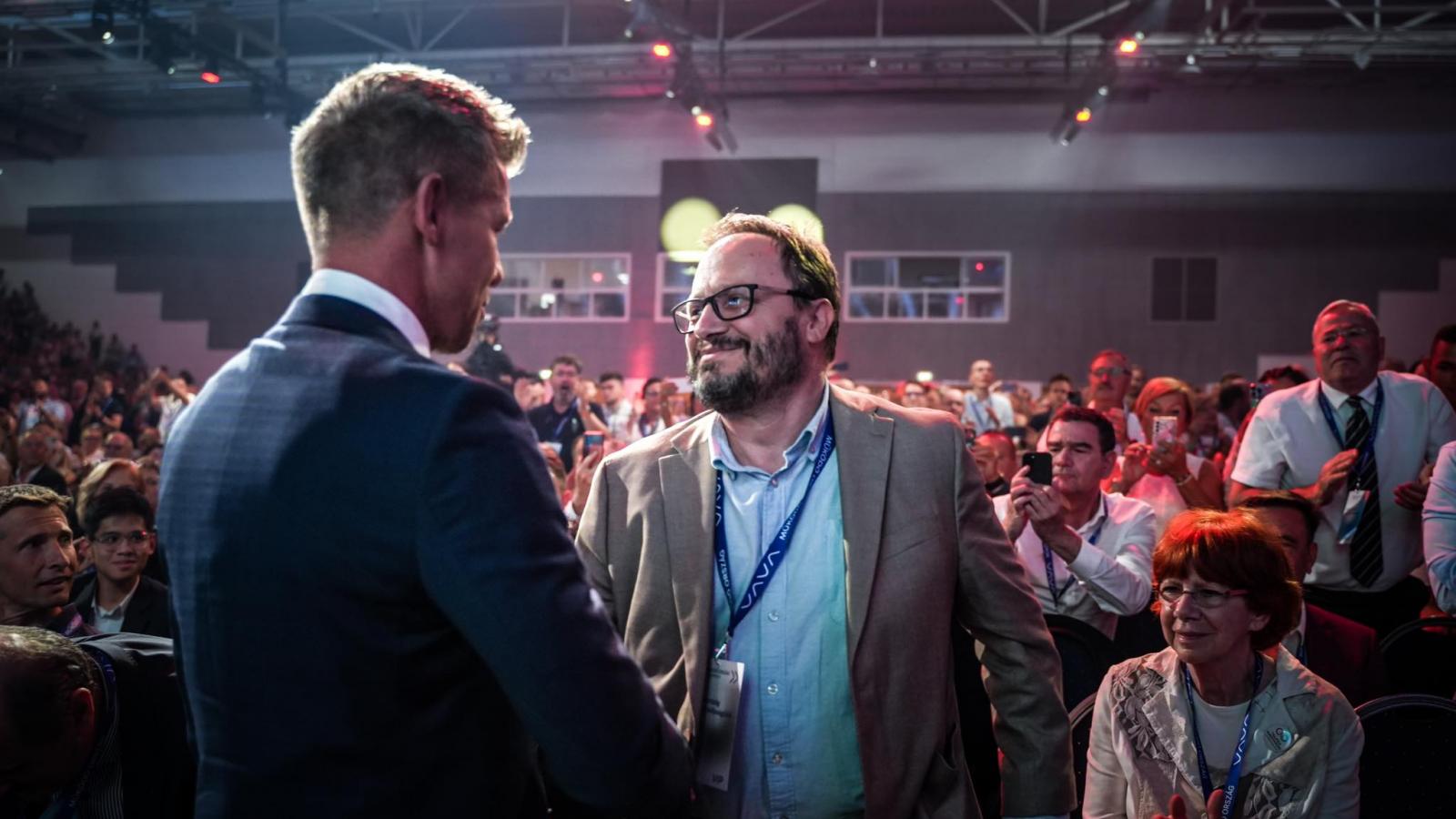 Magyar Péter és Kármán András a Tisza Párt kongresszusán július 12-én