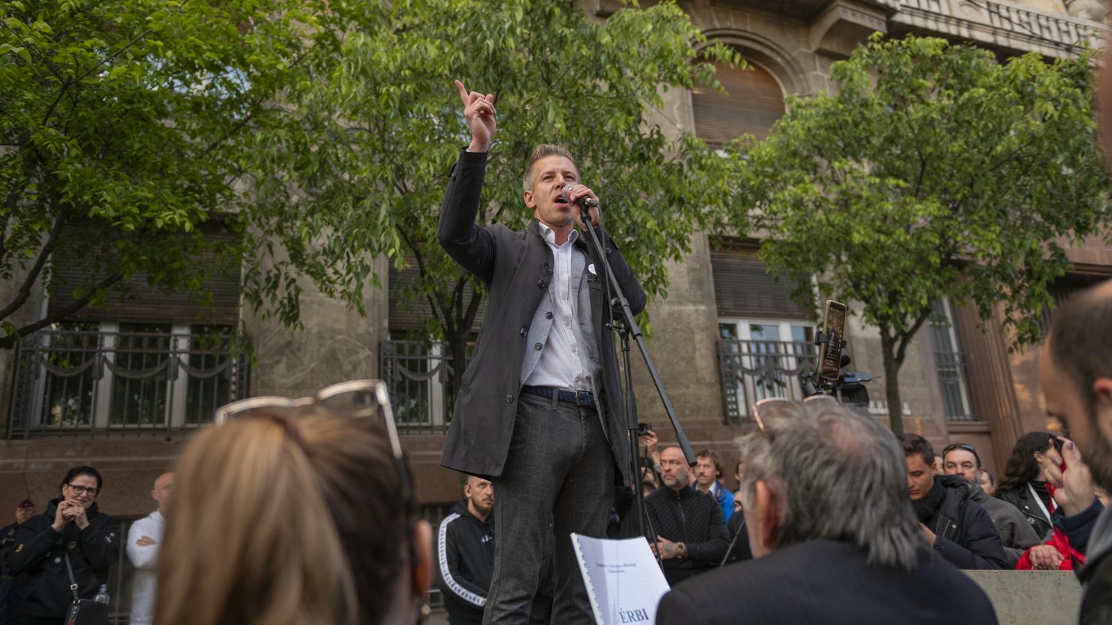 Magyar Péter a Belügyminisztérium előtt 2024. április 26 -án