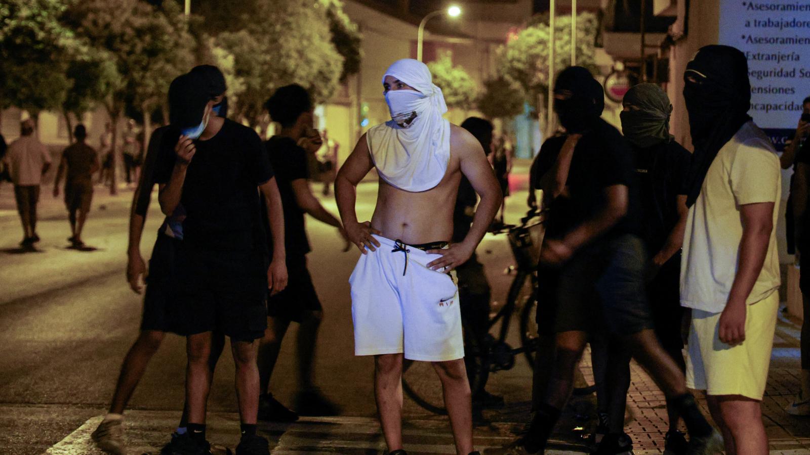 A főleg marokkói származású fiatalok hétfőn újabb csatára készülődtek a Murcia tartománybeli Torre-Pachecóban, hátha megismétlődik a hétvégi szélsőjobboldali támadás