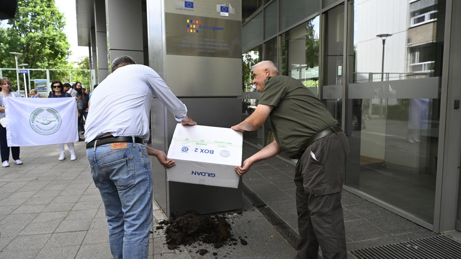 Tegnap gazdák trágyát borítottak a budapesti EU-ház elé